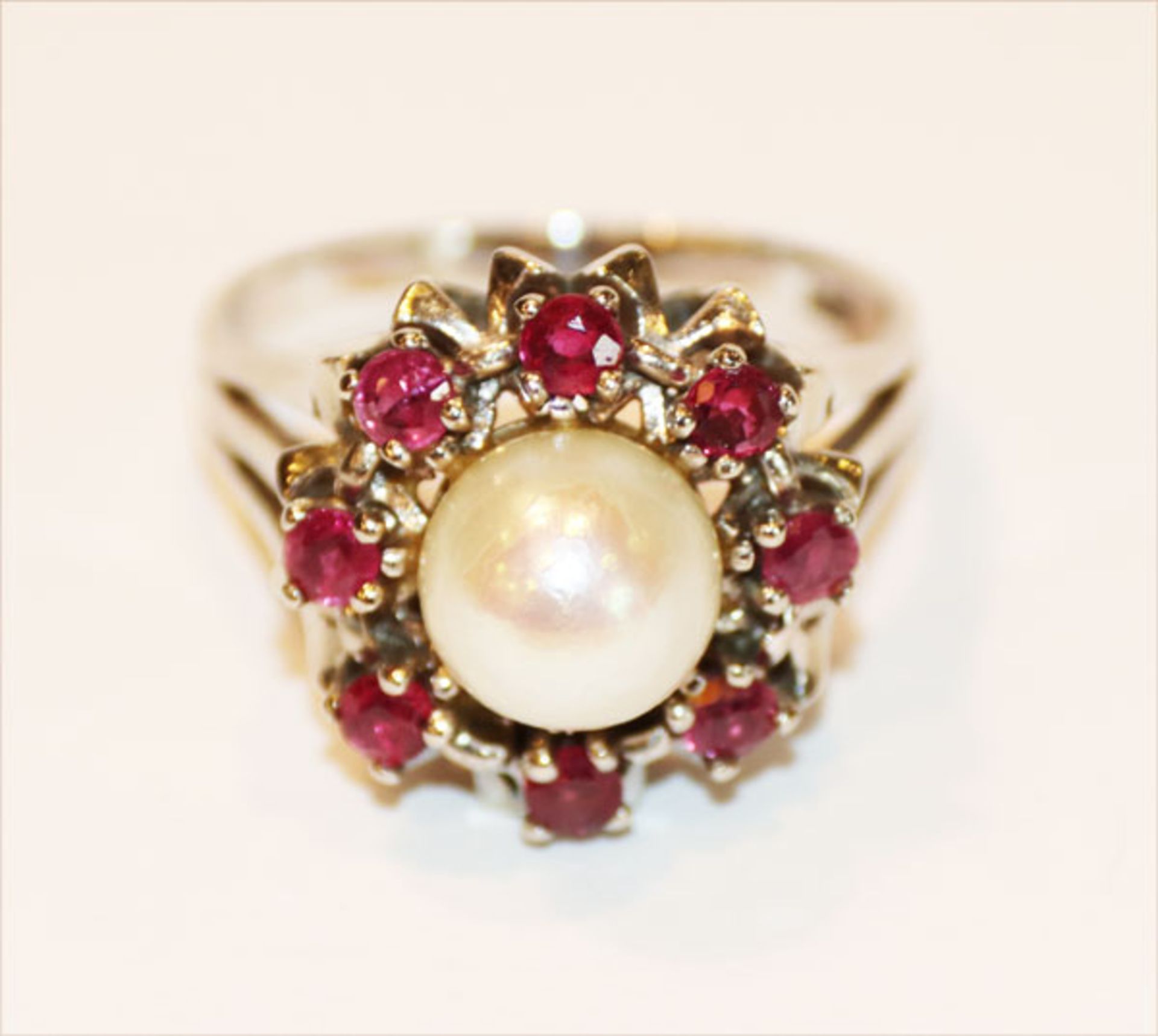 14 k Weißgold Ring mit Perle und und 8 Rubinen, 5,8 gr., Gr. 55