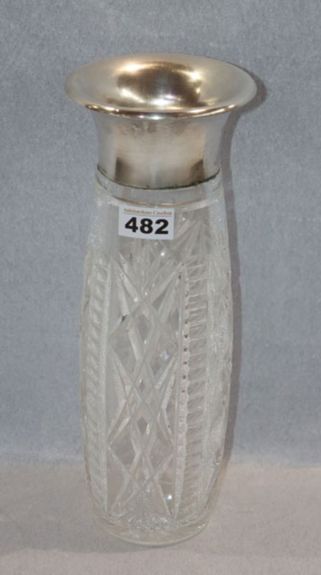 Kristallglas Vase mit Schliffdekor und Silberrand mit gekrönter Monogrammgravur, H 34 cm, Alters-