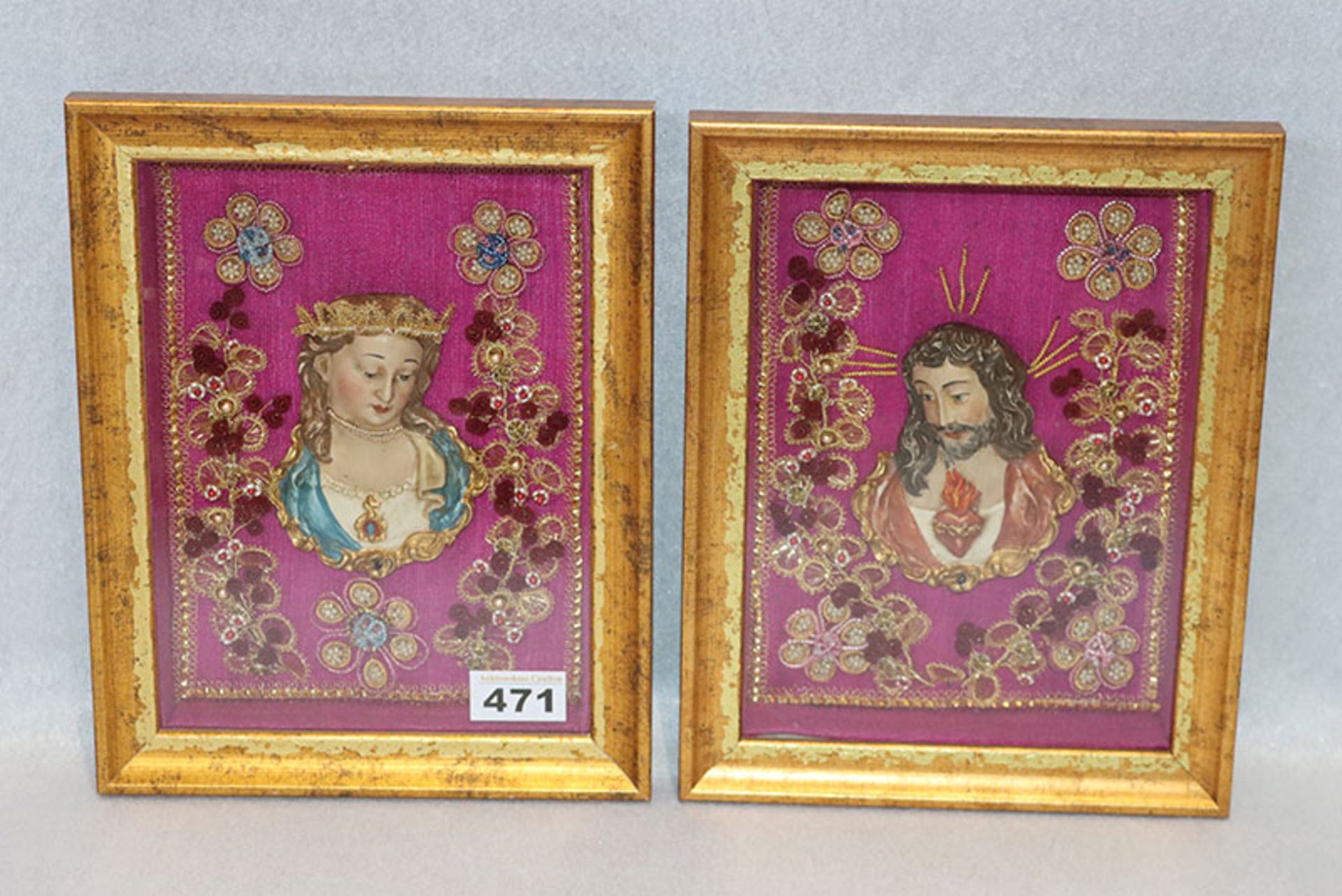 2 Klosterarbeiten mit Maria und Herz-Josef Relief, reich verziert, unter Glas gerahmt, Rahmen leicht
