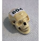 Miniatur eines Totenkopfes, ev. aus Knochen, H 4,5 cm, T 6,5 cm