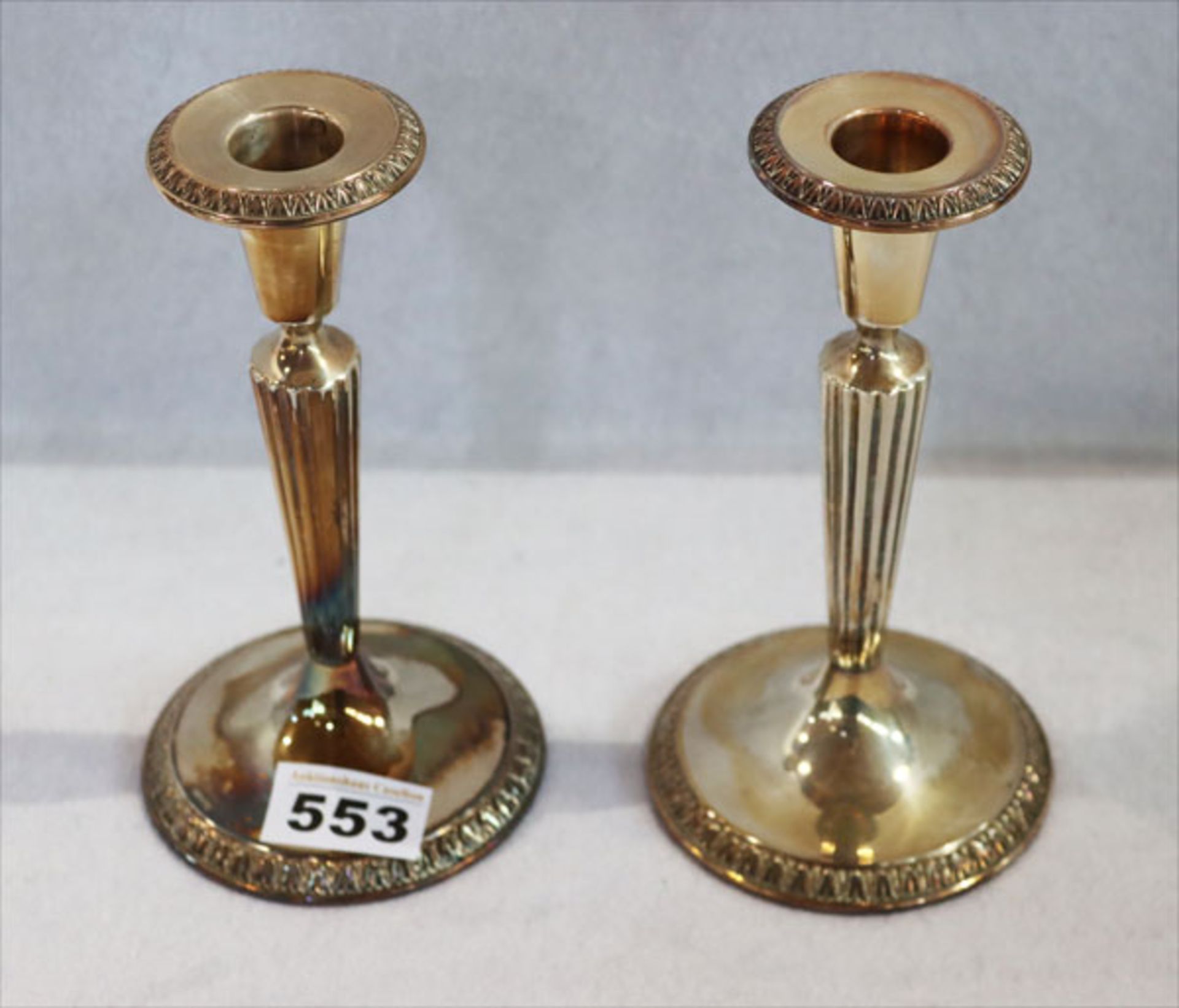 Paar Kerzenleuchter, 835 Silber mit Reliefrand, gefüllt, H 18,5 cm, Gebrauchsspuren