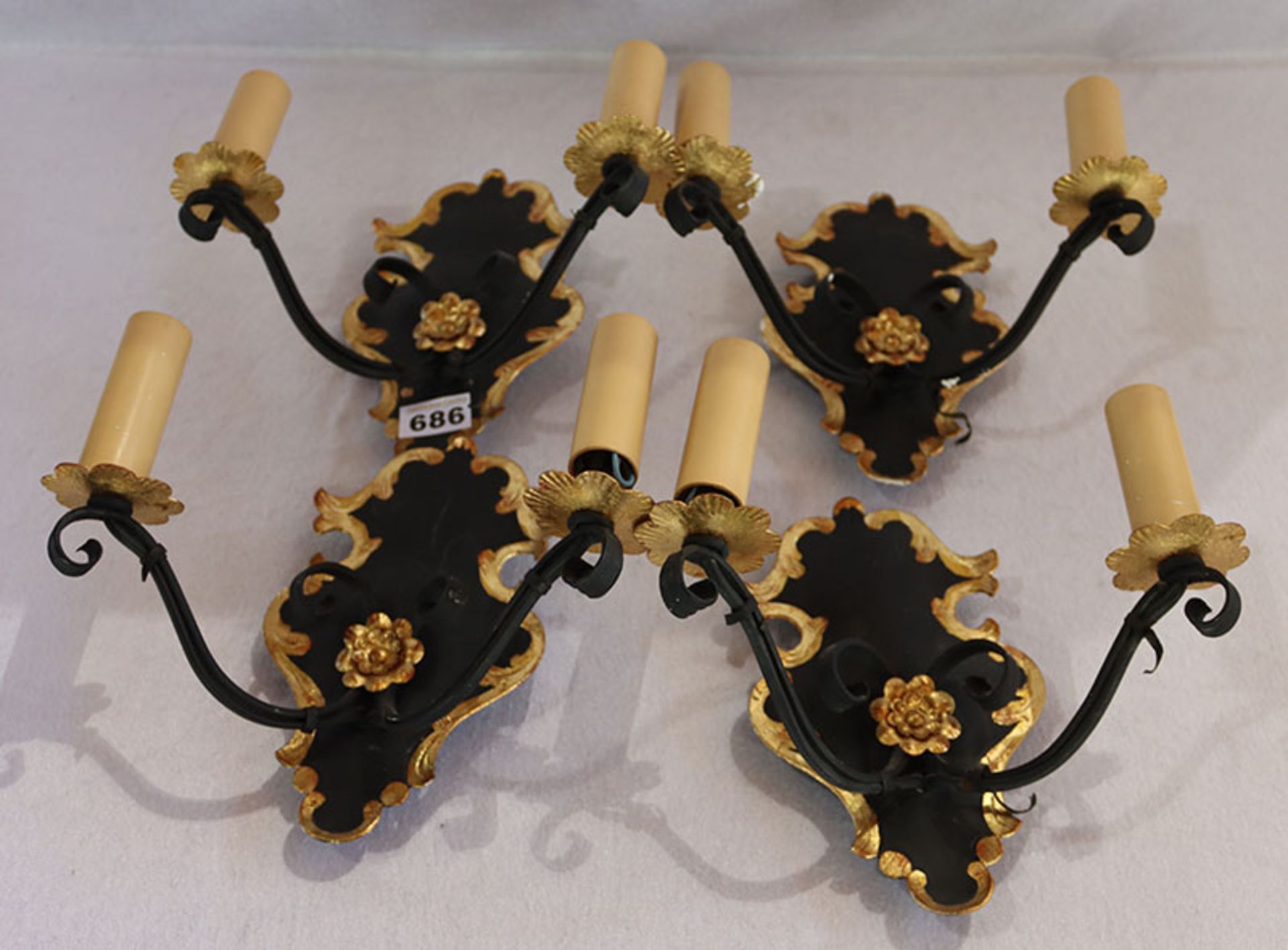 4 schmiedeeiserne Wandlampem, 2-armig, schwarz/gold, H 22 cm, B 27 cm, Funktion nicht geprüft,