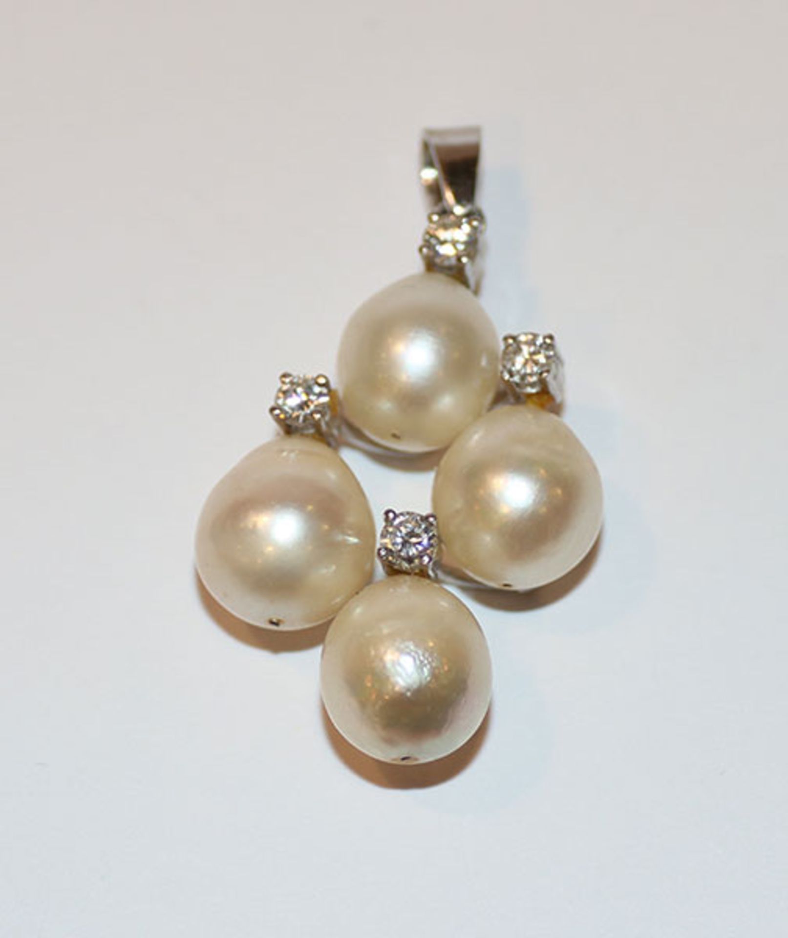14 k Weißgold geprüfter Anhänger mit 4 Diamanten und 4 Perlen, 7,2 gr., 3,5 cm x 2,5 cm