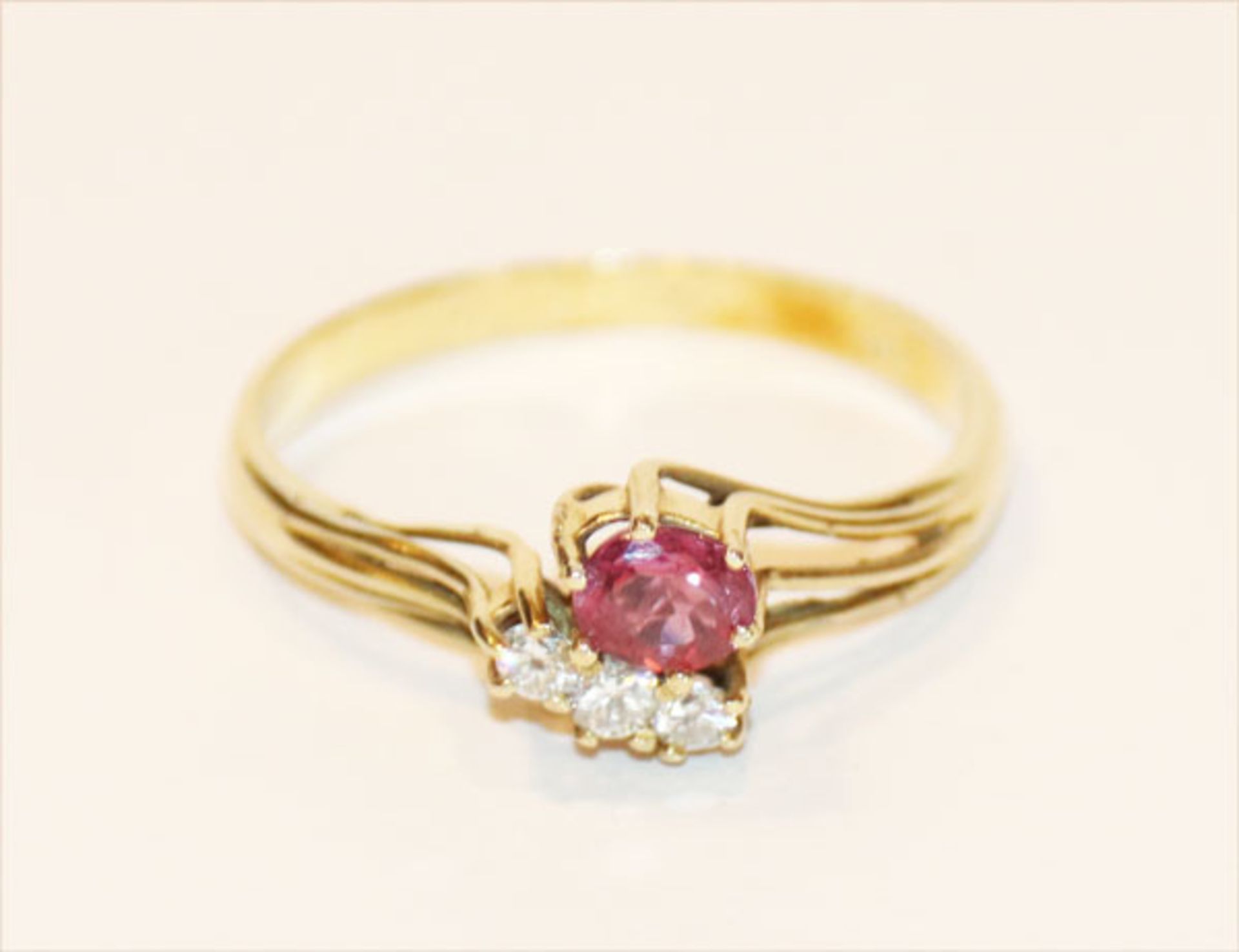 14 k Gelbgold Ring mit 3 Diamanten und Rubin, 2 gr., Gr. 55