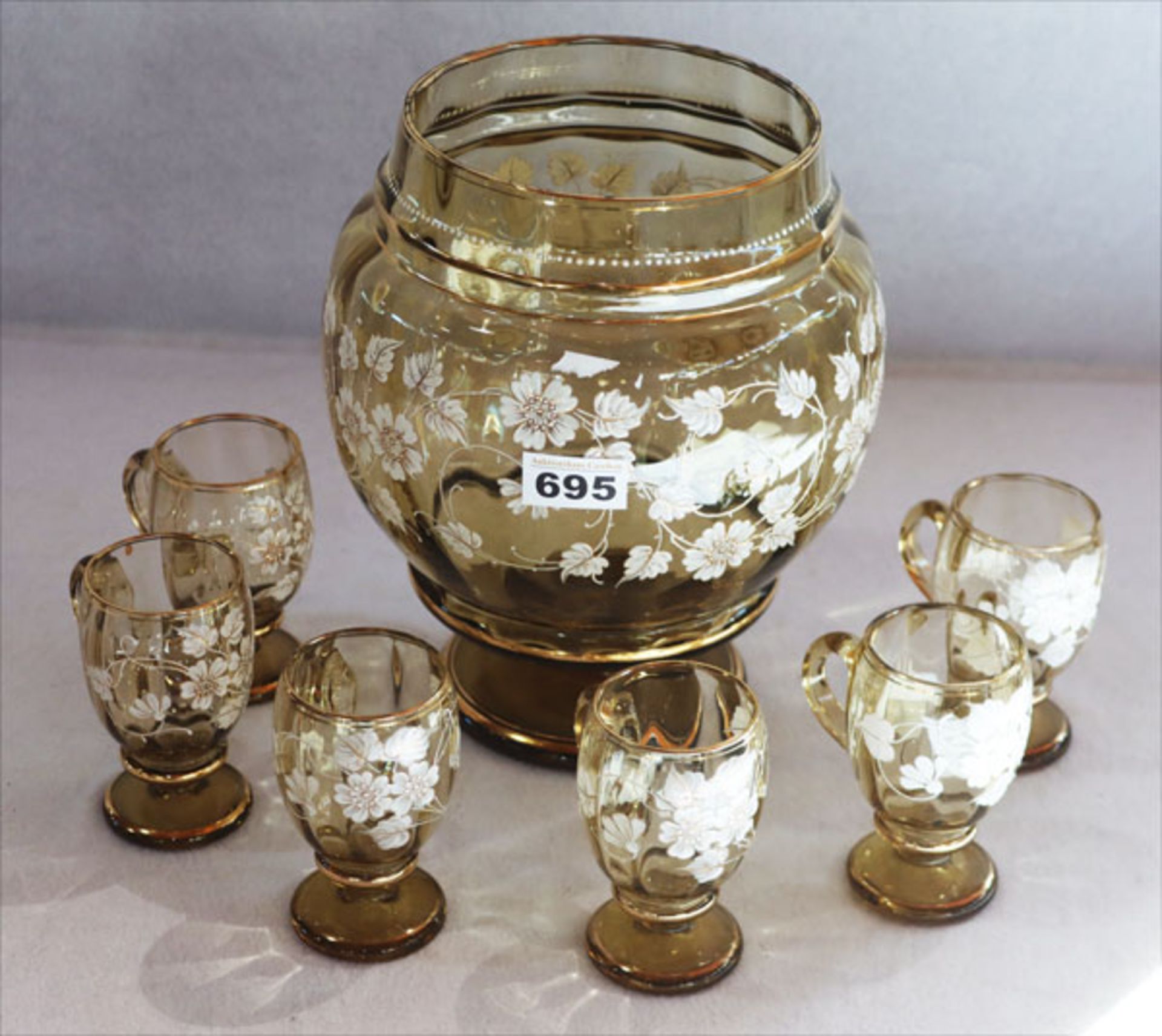Hellgrüne Glasbowle mit weißem Floraldekor, H 27 cm, Deckel fehlt, und 6 passende Henkelgläser, H 11