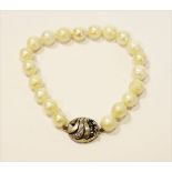 Perlen-Armband mit 14 k Weißgold Schließe, besetzt mit Diamanten und Safiren, teils mattiert, L 18