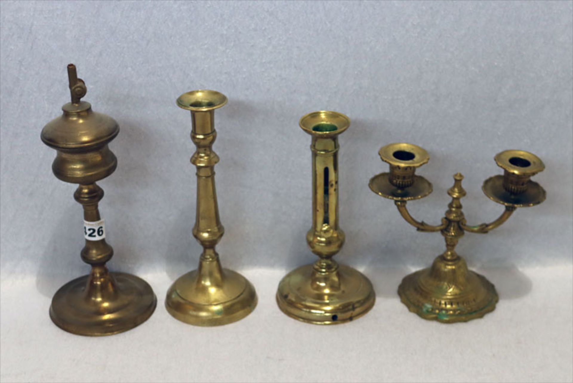 Messing Konvolut: 2-armiger Kerzenleuchter, H 17,5 cm, Öllampe, H 29 cm, und 2 Kerzenleuchter, H