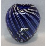 Glasvase, blau/weiß, H 21 cm, beschädigt