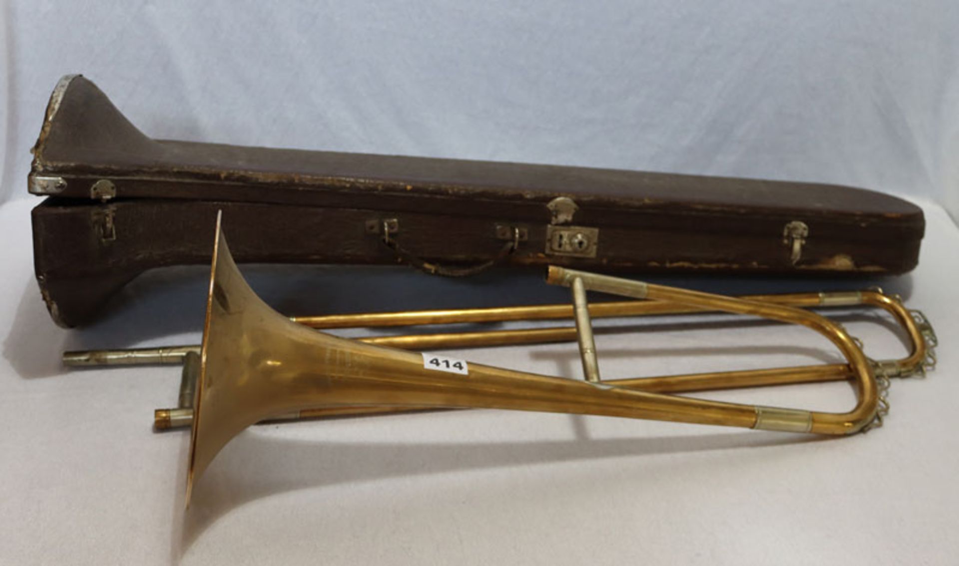 Blechblasinstrument Posaune mit Kasten, bespielt, Alters- und Gebrauchsspuren