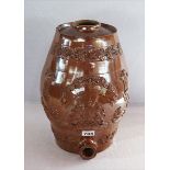 Keramik Wein-Faß mit Reliefdekor, Korken fehlt, H 44 cm, D 23 cm, Alters- und Gebrauchsspuren