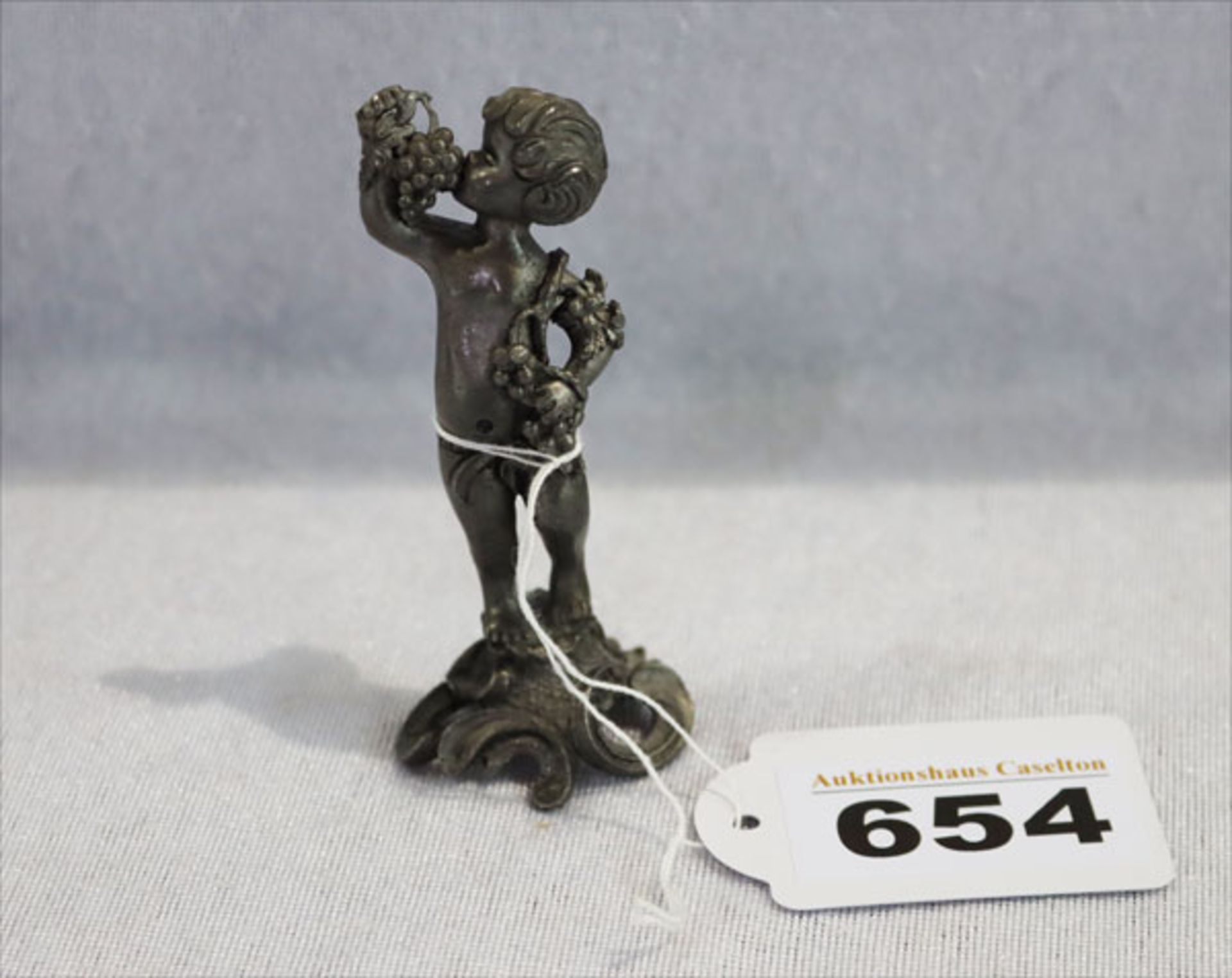 Zinnfigur 'Engel mit Trauben', H 7 cm, beschädigt