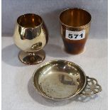 Silber-Konvolut: Becher, H 7,5 cm, Schälchen, D 9 cm und kleiner Cognacschwenker, 800/925 Silber,