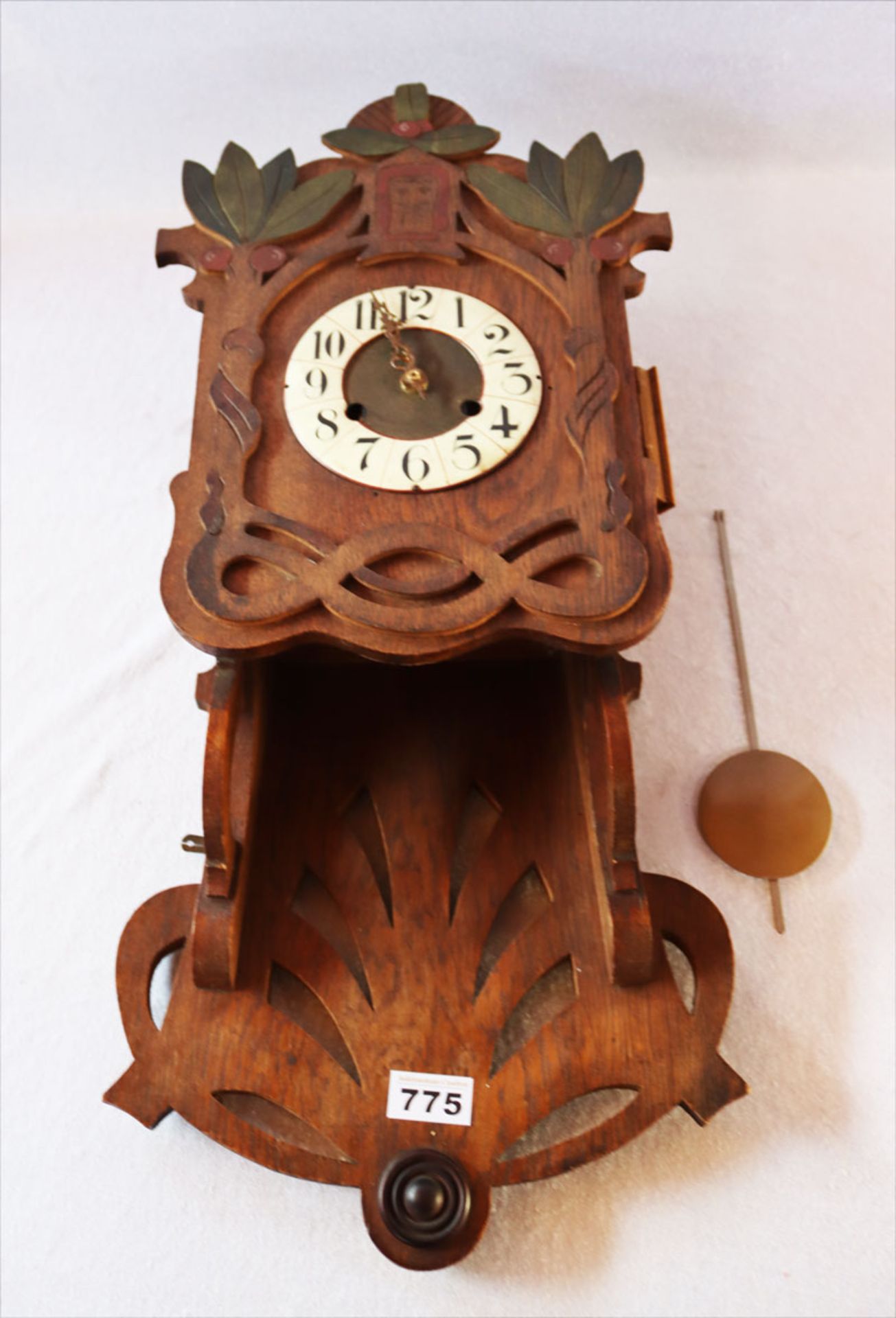 Jugendstil Wanduhr in Holzgehäuse mit Pendel, Schlüssel fehlt, Funktion nicht geprüft, H 65 cm, B 29