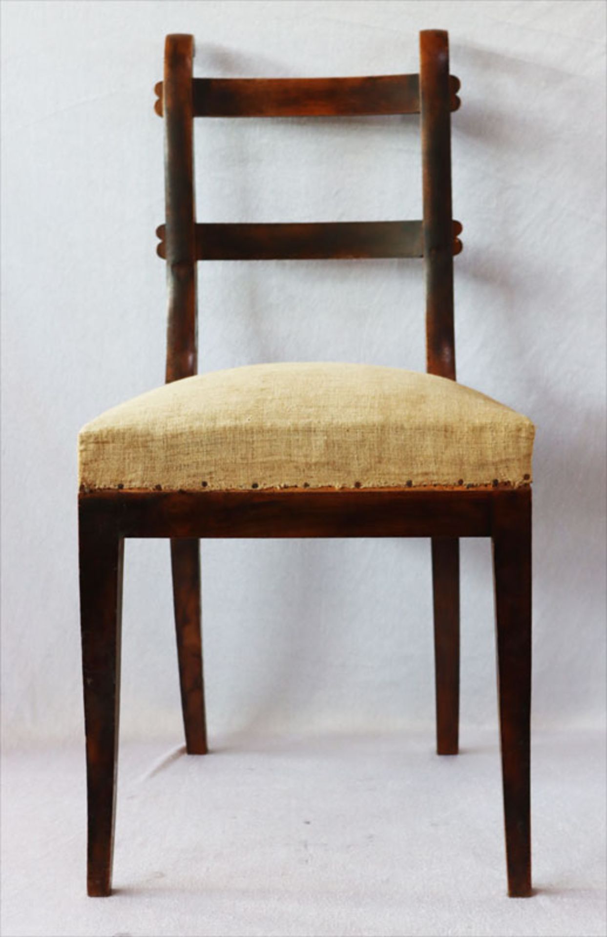 Satz von 5 Holzstühlen mit gepolstertem Sitz, H 86 cm, B 44 cm, T 38 cm, Alters- und