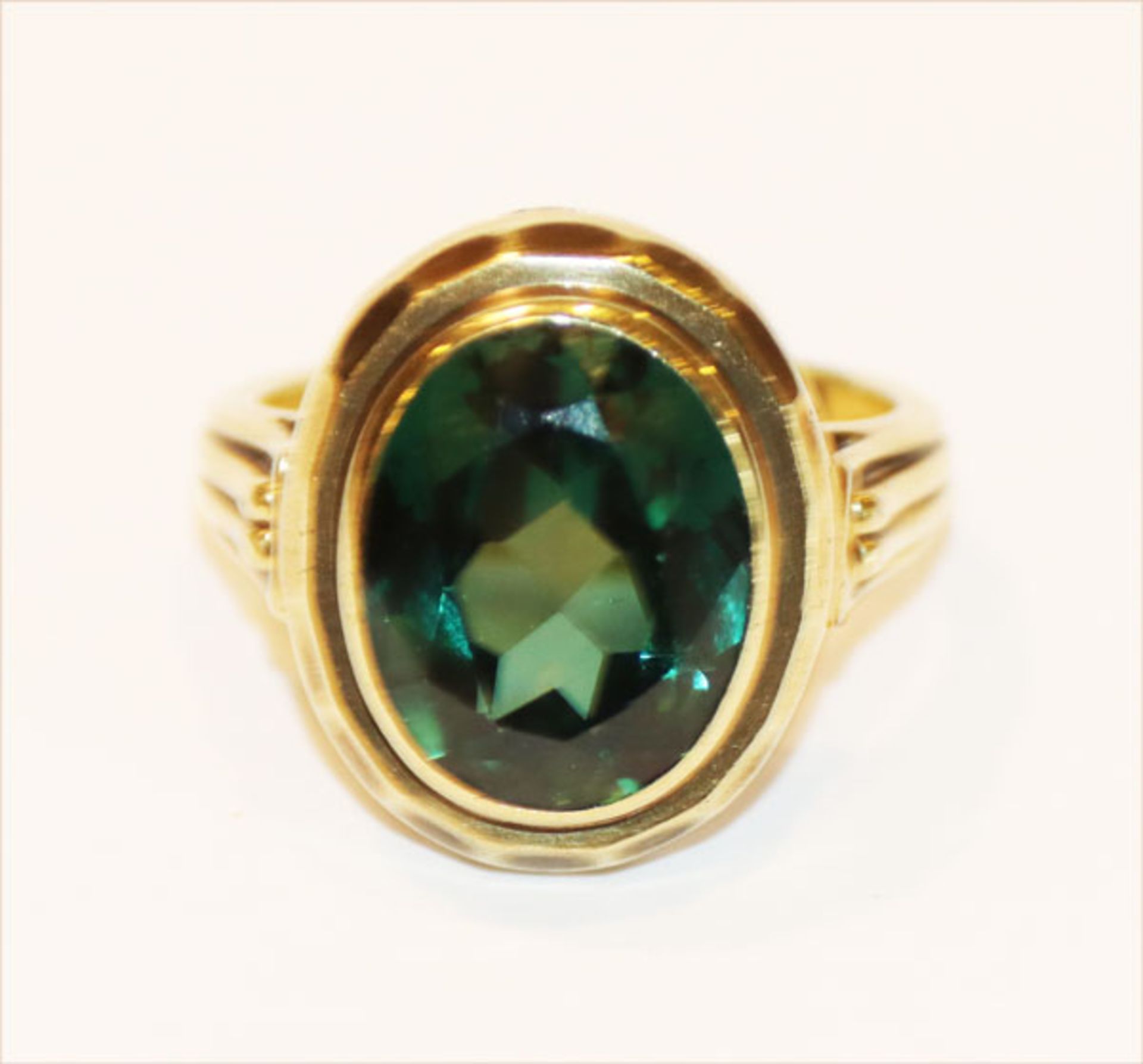 8 k Gelbgold Ring mit grünem Farbstein, 4,4 gr., Gr. 52
