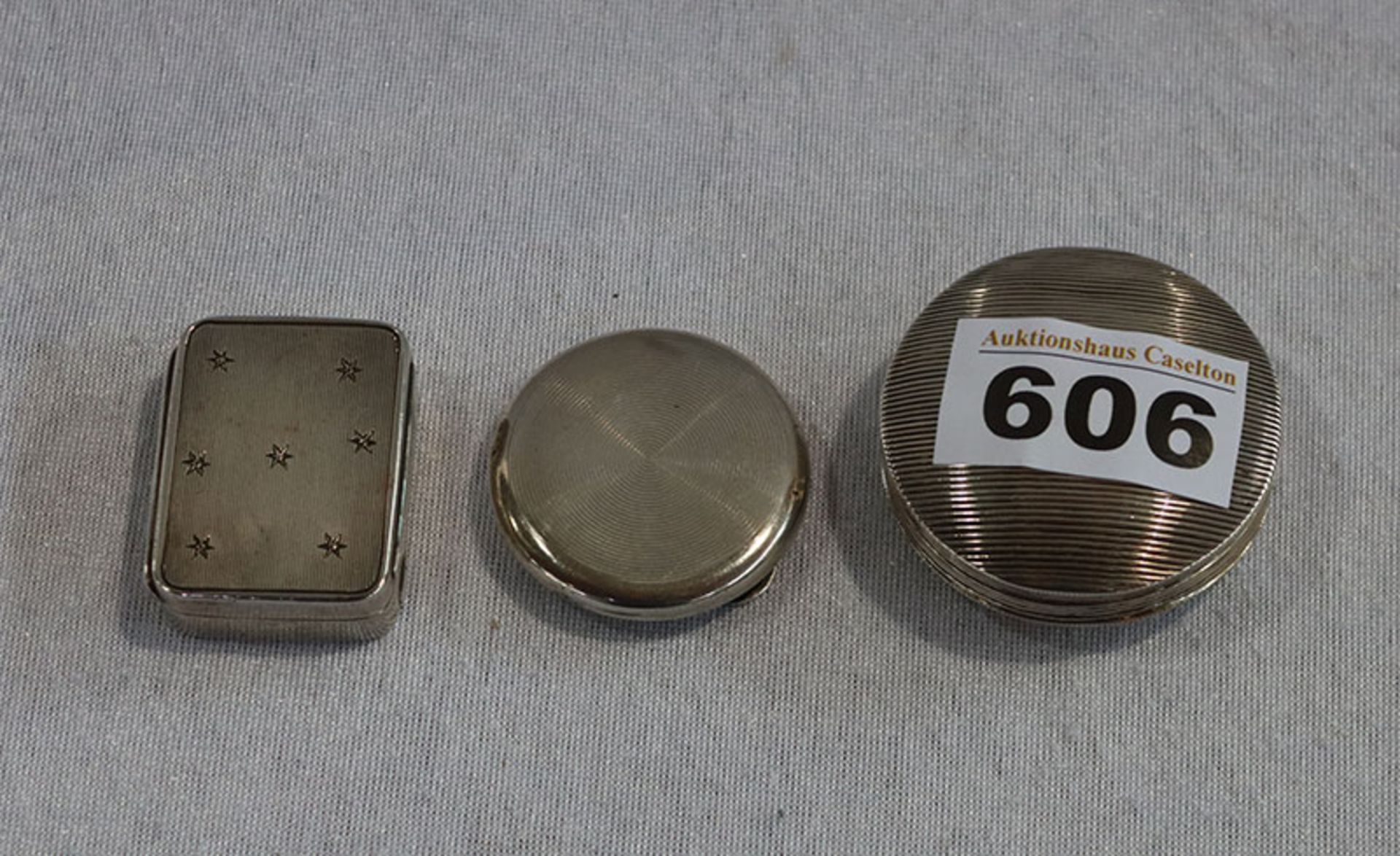 3 Silber Pillendöschen in verschiedenen Formen und Größen, zus. 63 gr., Gebrauchsspuren