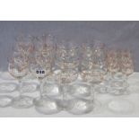 Trinkglas-Konvolut: 6 Weingläser, 6 Sektschalen und 6 Schnapsgläser, alle mit Blumenmalerei,