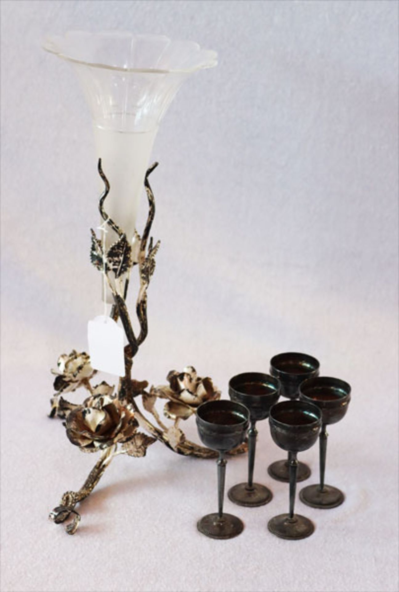 Konvolut: 5 Metall Schnapsbecher, H 10 cm, und Metall Ständer mit plastischem Rosendekor und