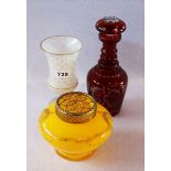 Glas-Konvolut: gelbe Steckvase mit goldenem Dekor, berieben, H 15 cm, Milchglasvasse mit