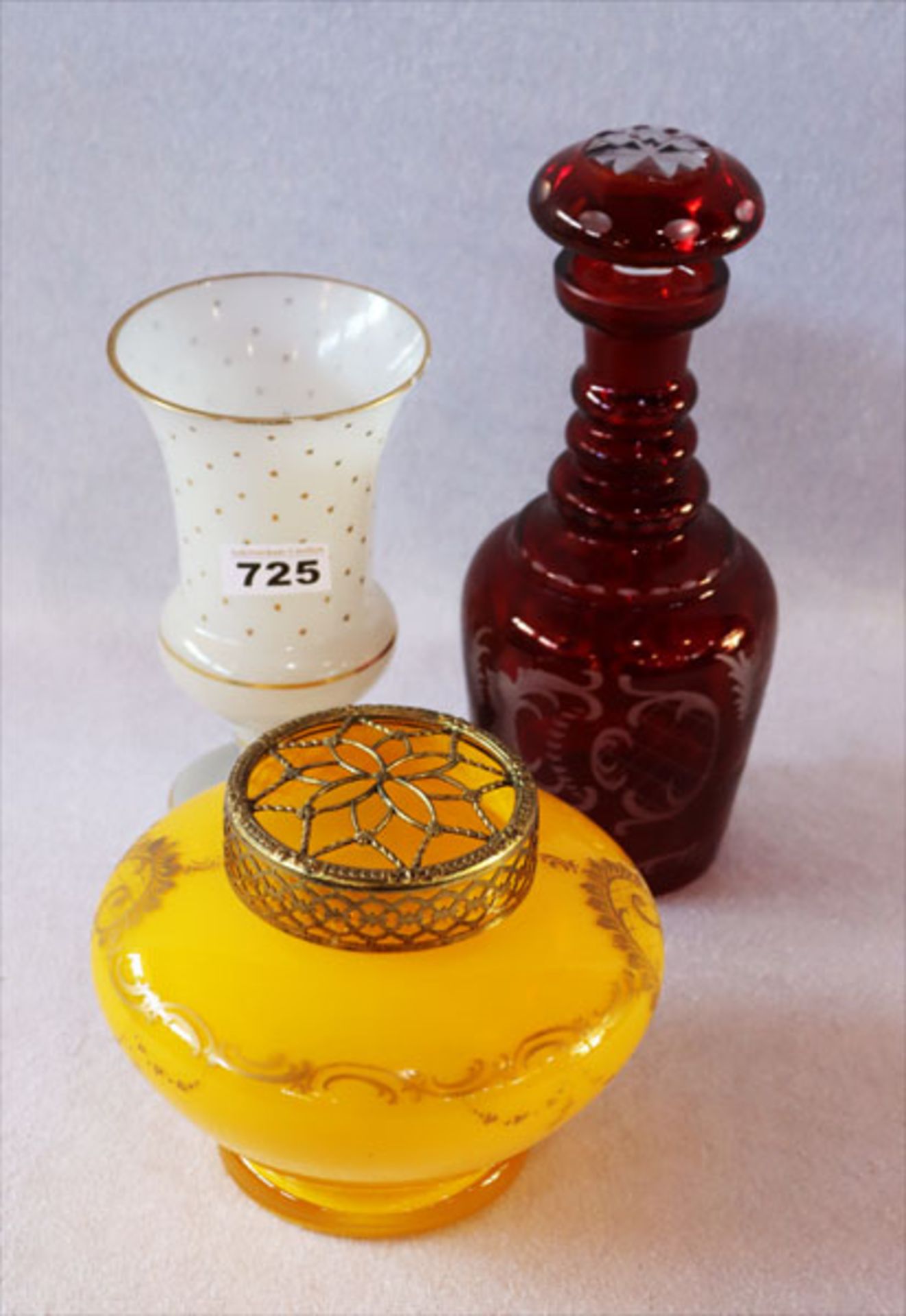 Glas-Konvolut: gelbe Steckvase mit goldenem Dekor, berieben, H 15 cm, Milchglasvasse mit