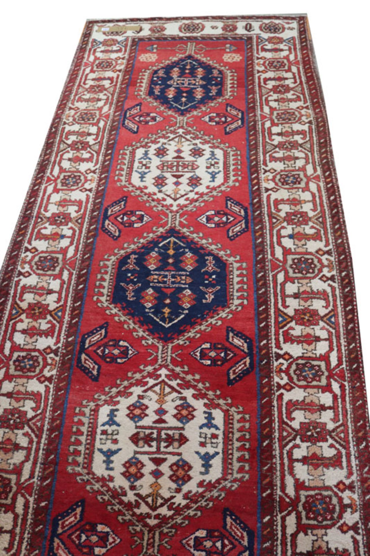 Teppich, Mahal, rot/blau/beige, Gebrauchsspuren, teils fleckig, 322 cm x 121 cm