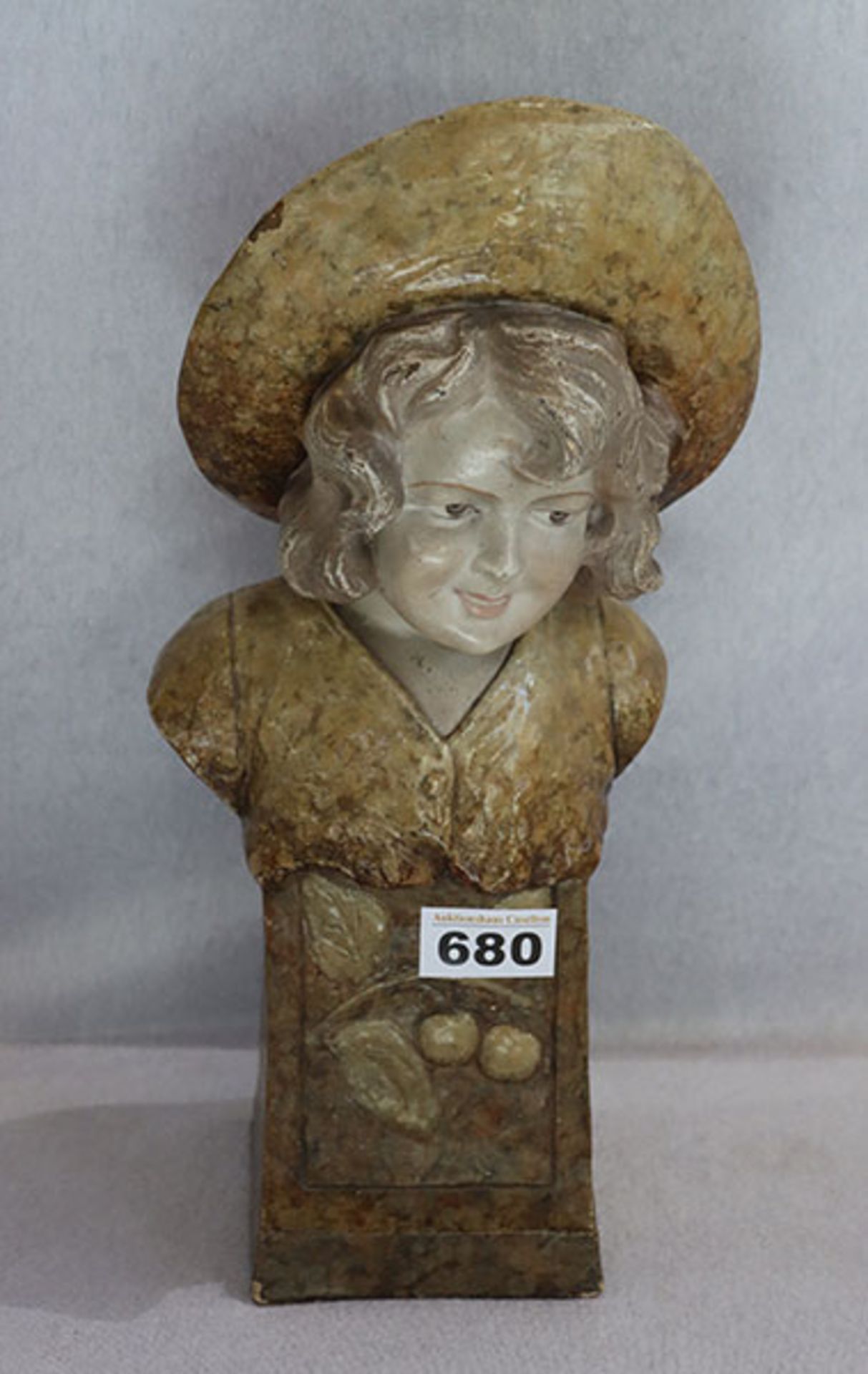 Keramik Mädchenbüste, bemalt, rückseitig undeutlich gemarkt und Nr. 338, H 33 cm, teils bestossen