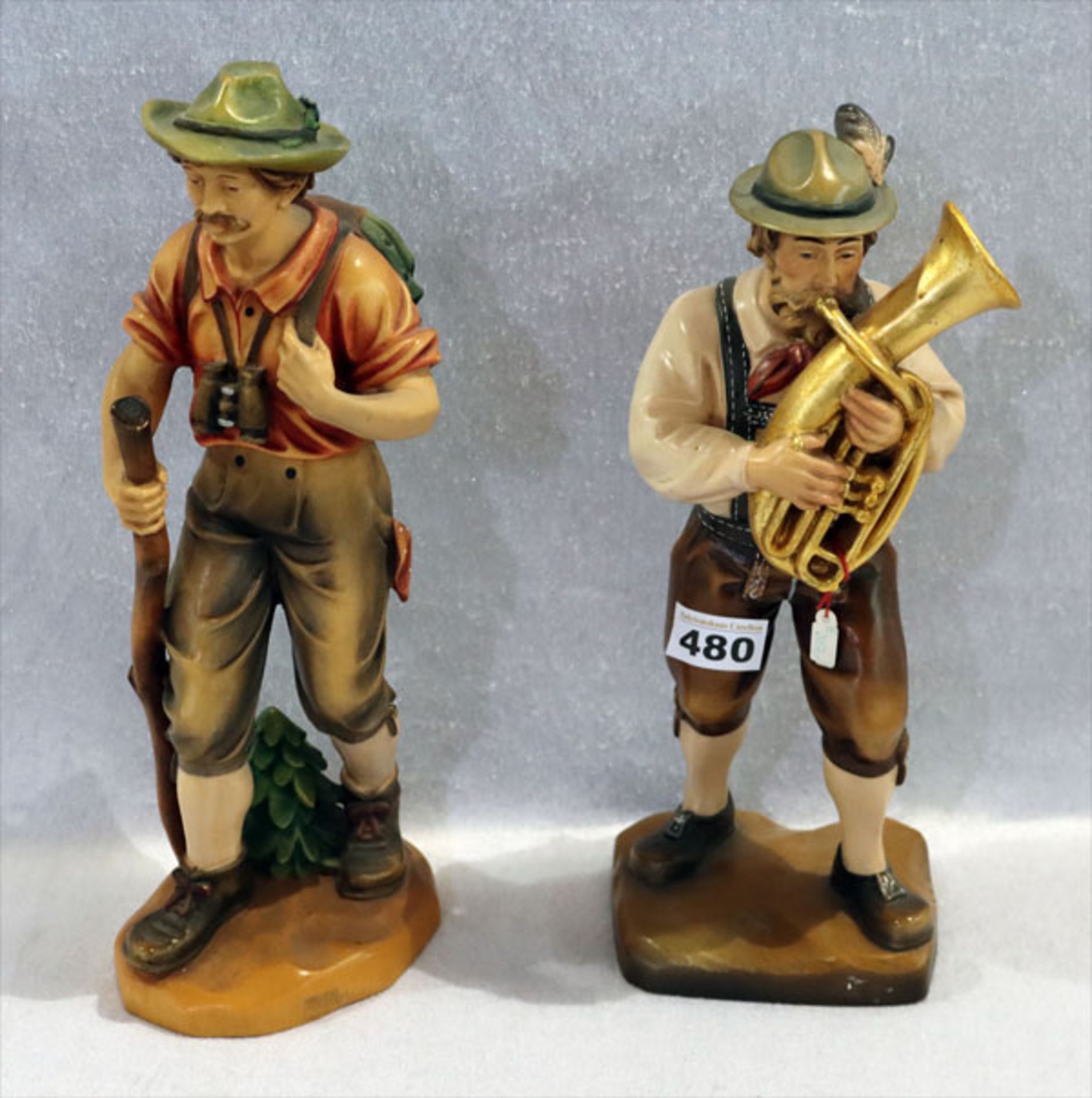 2 Holzfiguren 'Musikat' und 'Wanderer', farbig gefaßt, am Boden gestempelt Holzschnizterei