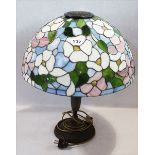 Tischlampe mit Metallfuß und hellblau/rose/weiß bleiverglastem Lampenschirm, Art Tiffany, H 54 cm, D