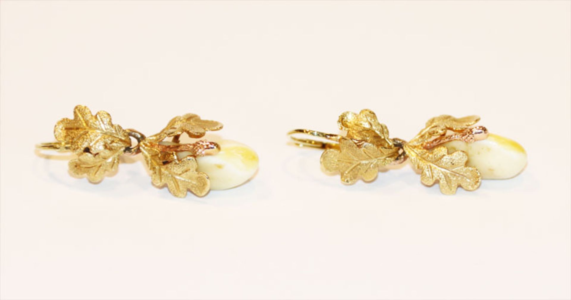Paar 14 k Gelbgold Ohrhänger mit Grandeln und plastischem Eichenlaub, mattiert, 7,3 gr., L 3,5 cm,