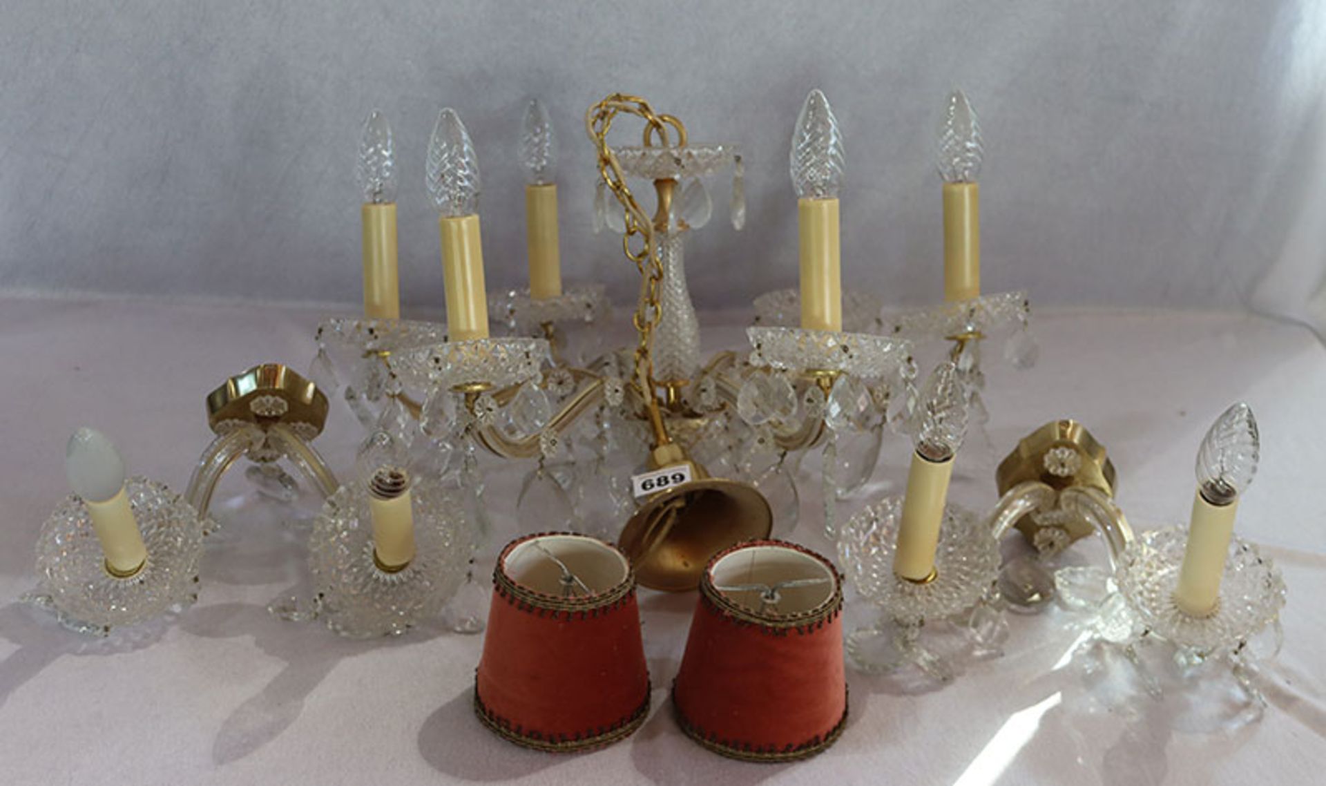 Kristall Hängelampe, 6-armig, H 80 cm, D 60 cm, und Paar 2-armige Wandlampen mit Kristallprismen,