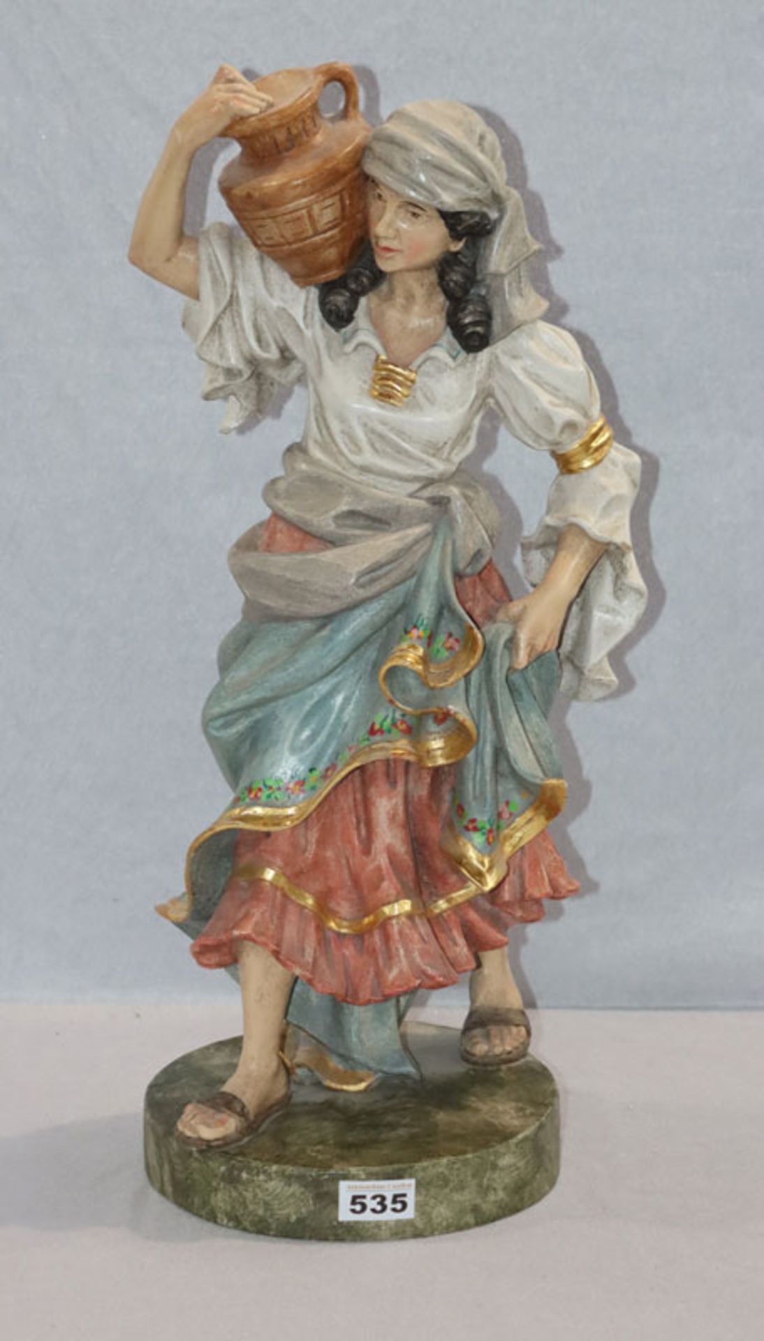 Holz Figurenskulptur 'Bäuerin mit Krug', farbig gefaßt, H 58 cm