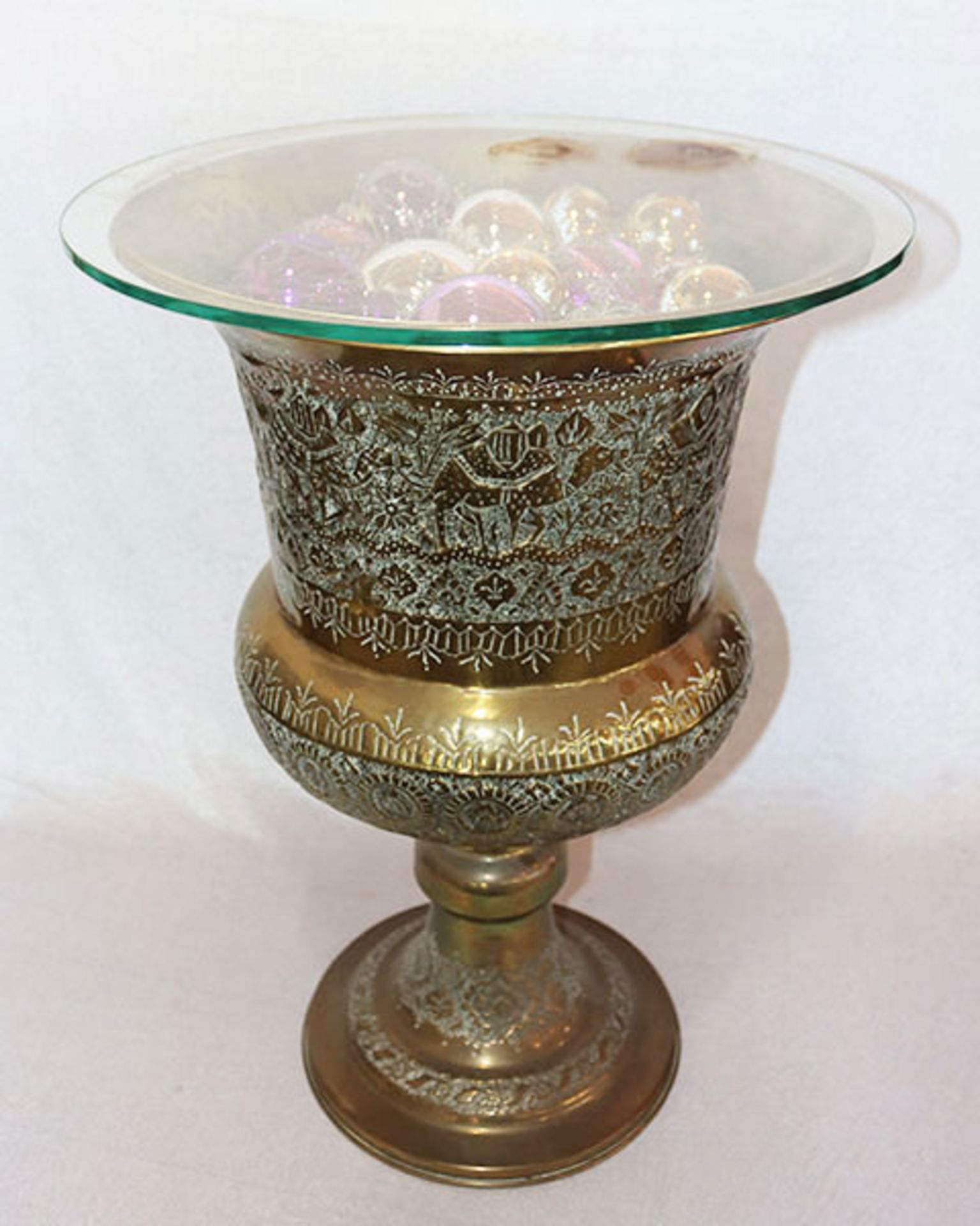 Messing Fuß-Vase mit Reliefdekor, Glasplatte, Vase mit Christbaumkugeln gefüllt, H 66 cm, D Platte