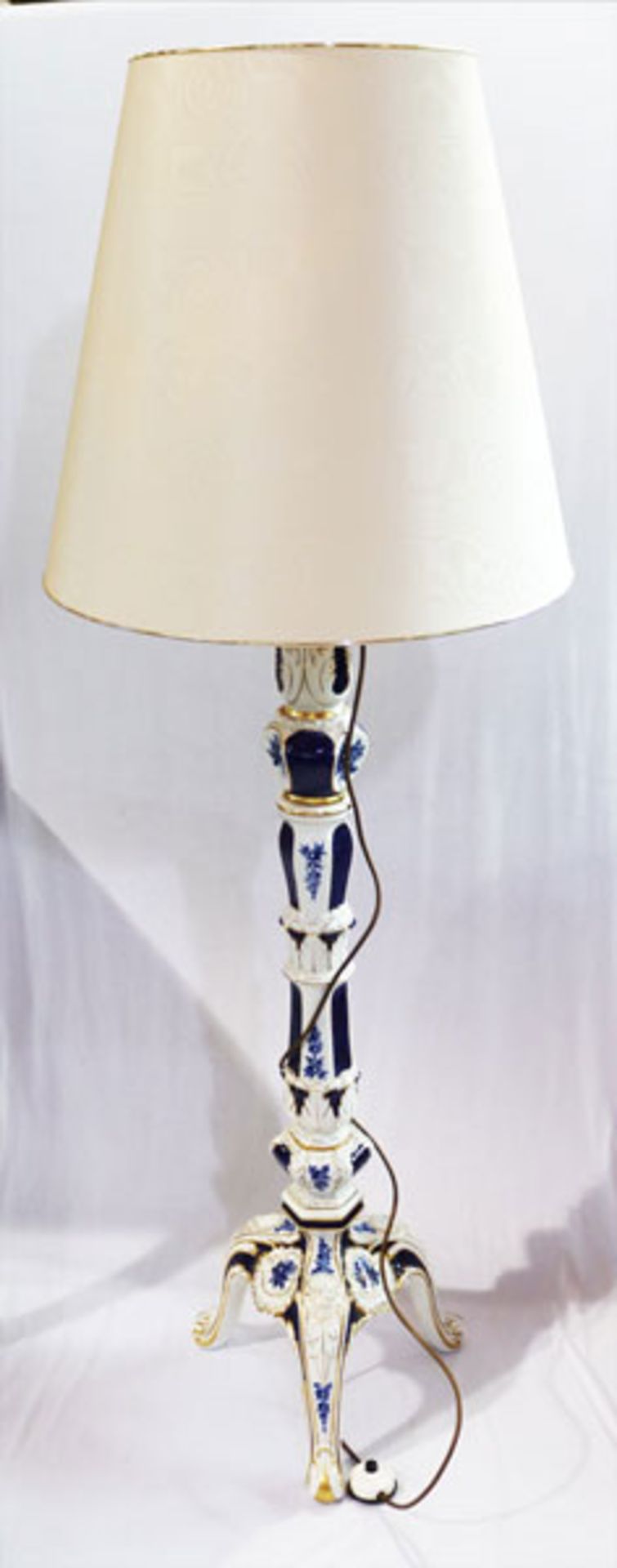 Plaue Porzellan Stehlampe mit blau/goldenem Dekor und beigen Schirm, H 171 cm, D 60 cm, Funktion