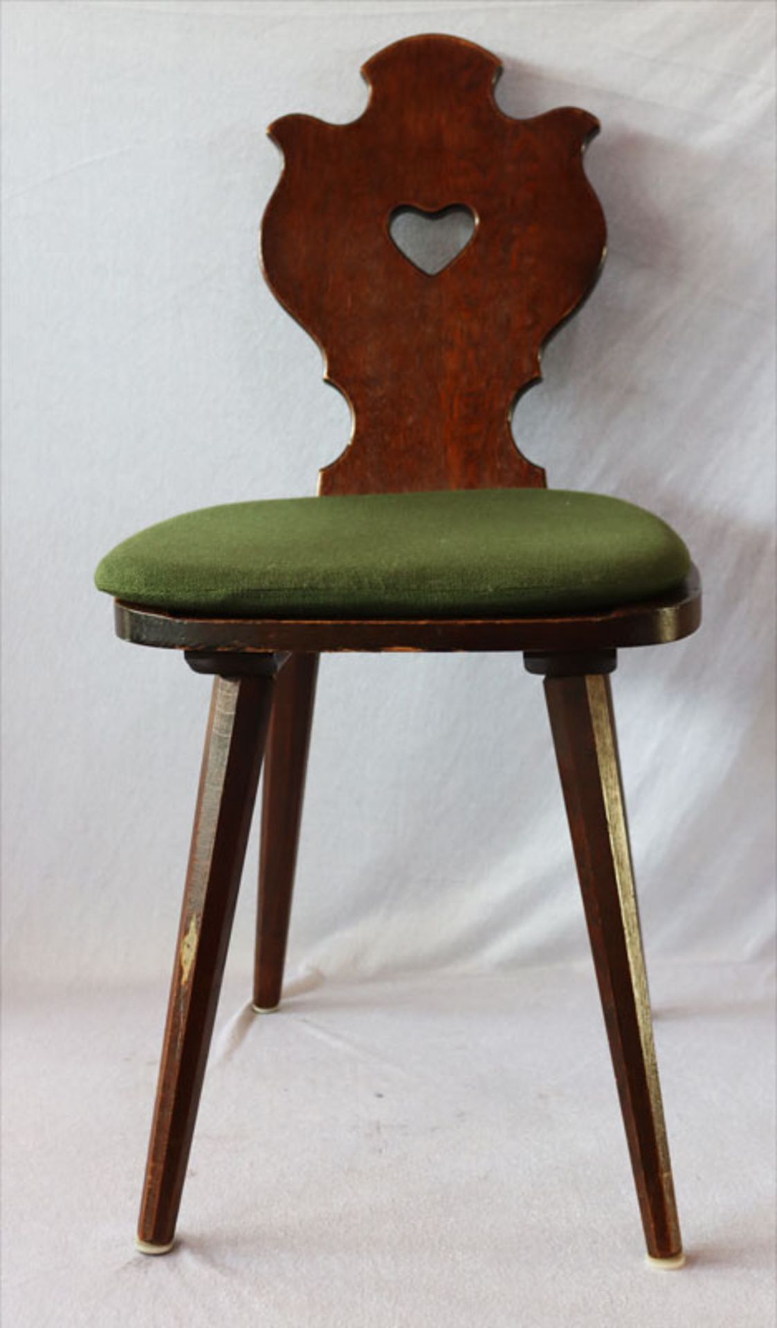 2 Holzstühle mit losen Sitzkissen, H 88 cm, B 43 cm, T 40 cm, lt. Einlieferer vom Hoflieferant König