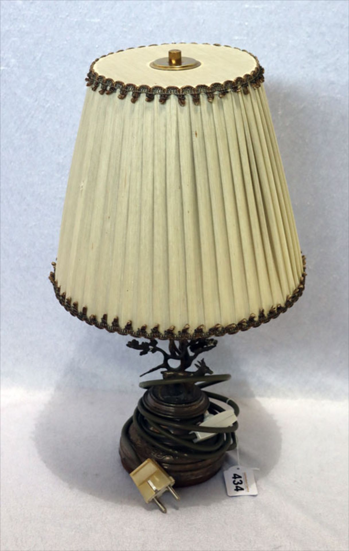 Tischlampe mit versilbertem Lampenfuß, plastischer Rehbock mit Baum, Stoffschirm, Funktion nicht