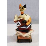 Goebel Skulptur 'Katze sitzt auf Bücherstapel', nach Rosina Wachtmeister, H 14 cm