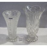 2 Glasvasen eine mit Schliffdekor, H 26/30 cm, Gebrauchsspuren
