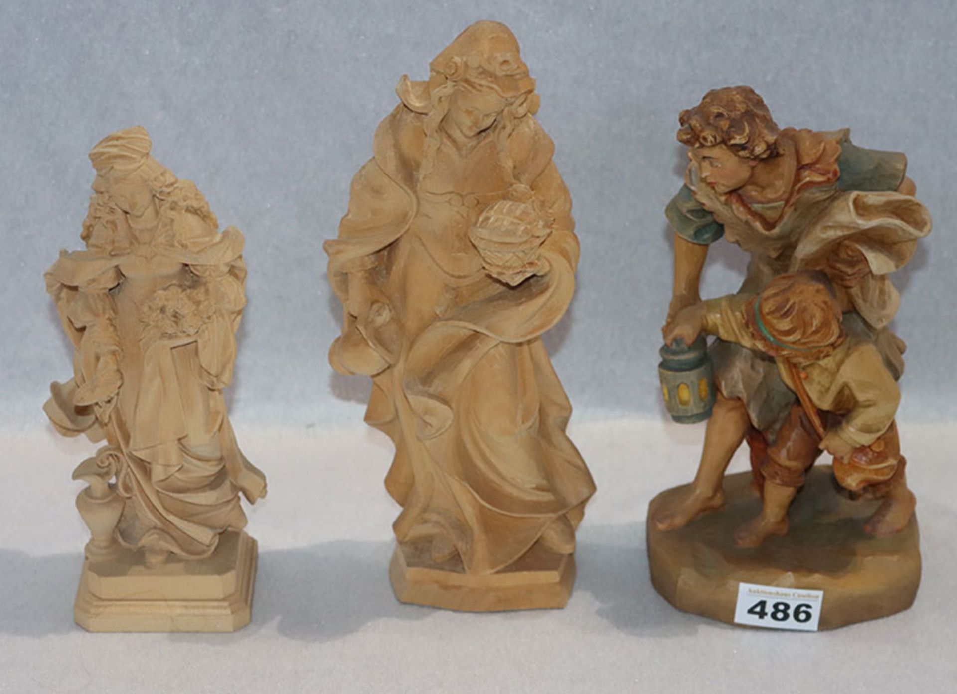 3 Oberammergauer Holzfiguren 'Kinder mit Laterne', farbig gefaßt, H 26 cm, 'Heilige Elisabeth',