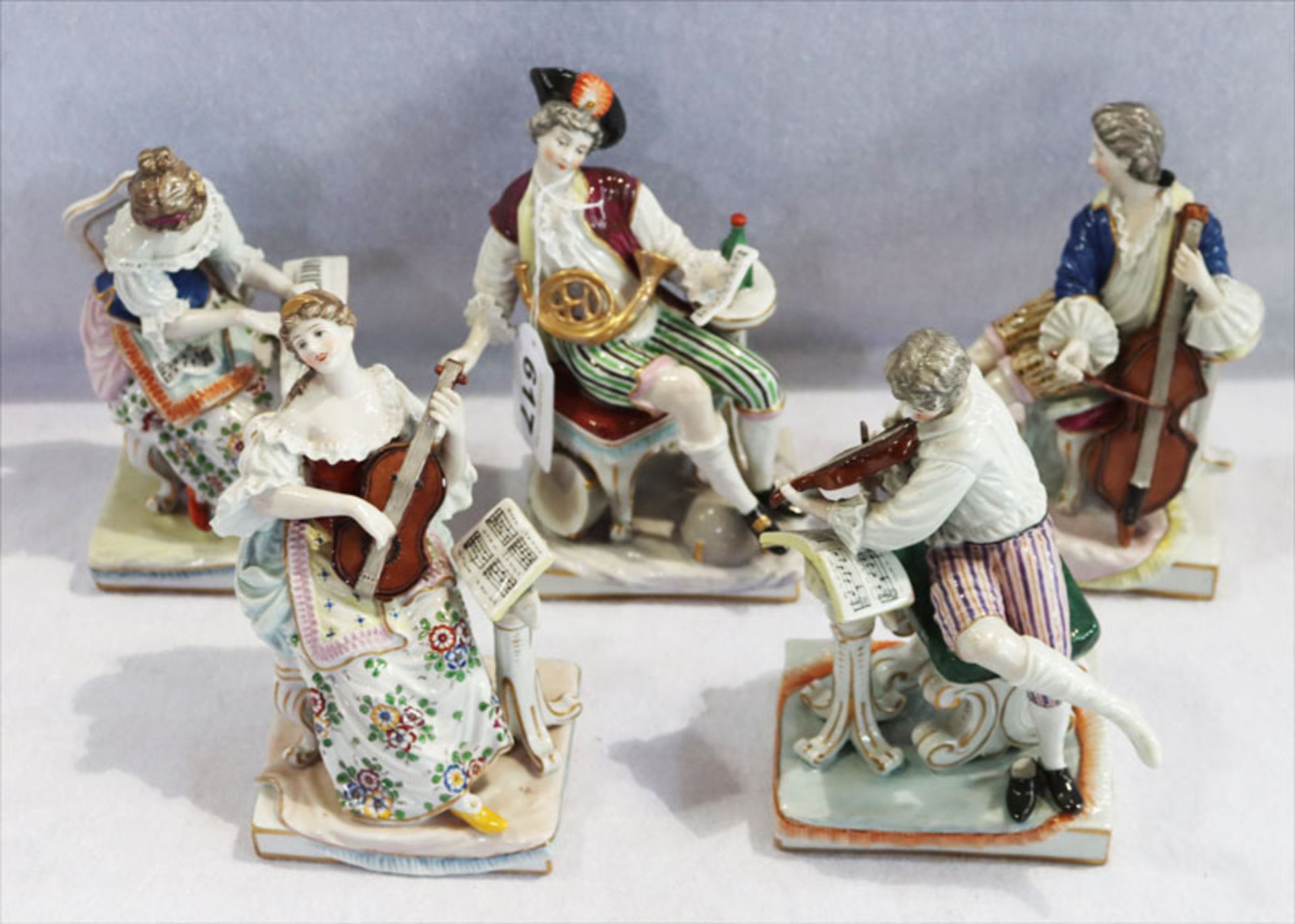 5 Porzellan Figuren aus der 'Kleinen Serie Musik Soli' Ludwigsburg, 5 Musiker auf rechteckigem