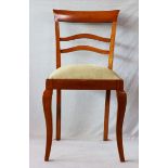 2 Holzstühle auf teils geschwungenen Beinen, Sitz gepolstert und bezogen, H 88 cm, B 43 cm, T 40 cm,