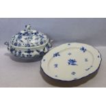 Meissen Platte mit Reliefrand und blauer Blumenmalerei, 2. Wahl, 51 cm x 39 cm, und Meissen