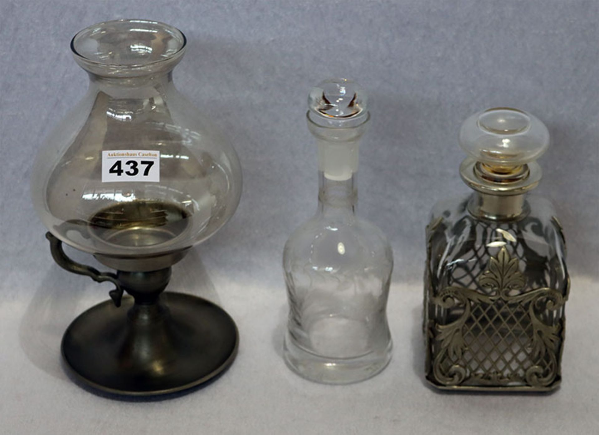 Konvolut: Glaskaraffe mit graviertem Dekor, H 23 cm, Glaskaraffe mit Zinnmontierung, H 21 cm, und