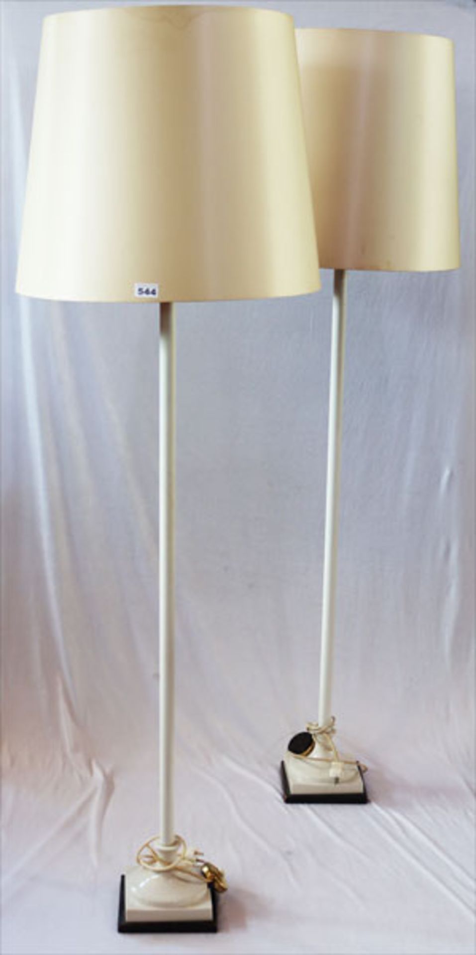Paar KPM Berlin Stehlampen, Modell Schinkel, Weißporzellan, hohe, schlanke Säulenform auf eckigem