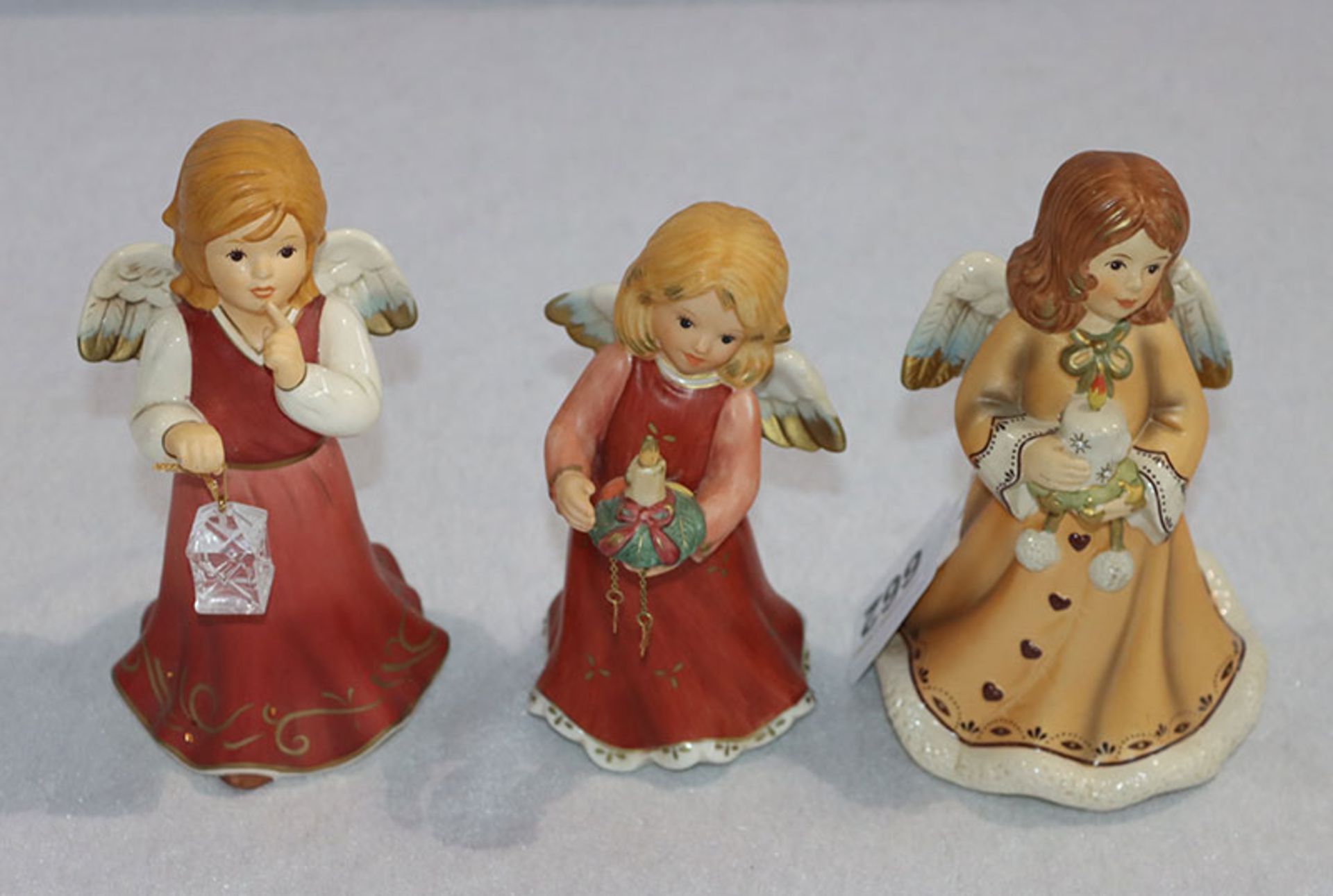 3 Goebel Figuren, Jahresengel, 'Fröhliche Weihnacht überall', 2013, 8524/25000, Jahresengel 2010,