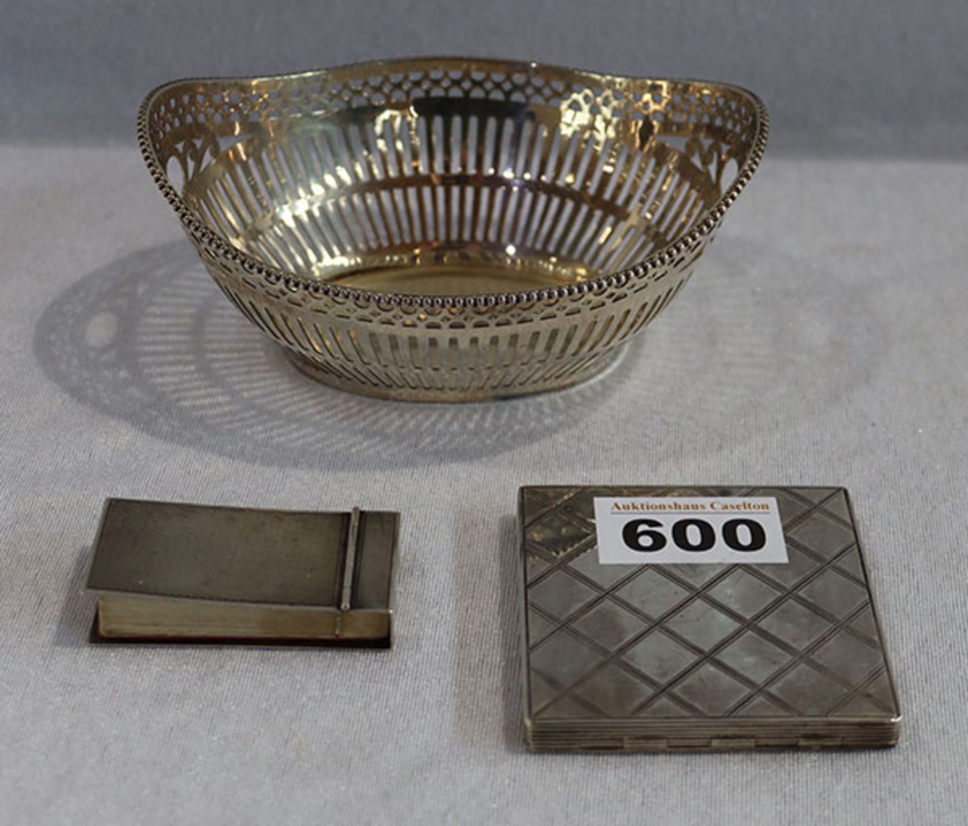Silber Konvolut: Schälchen mit Durchbruchrand, Taschenspiegel und Notizbüchlein, zus. 235 gr., 835/