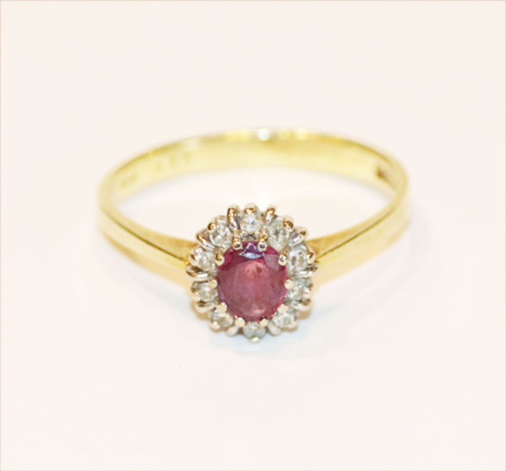 14 k Gelbgold Ring mit Rubin und Diamantkranz, 2,4 gr., Gr. 53