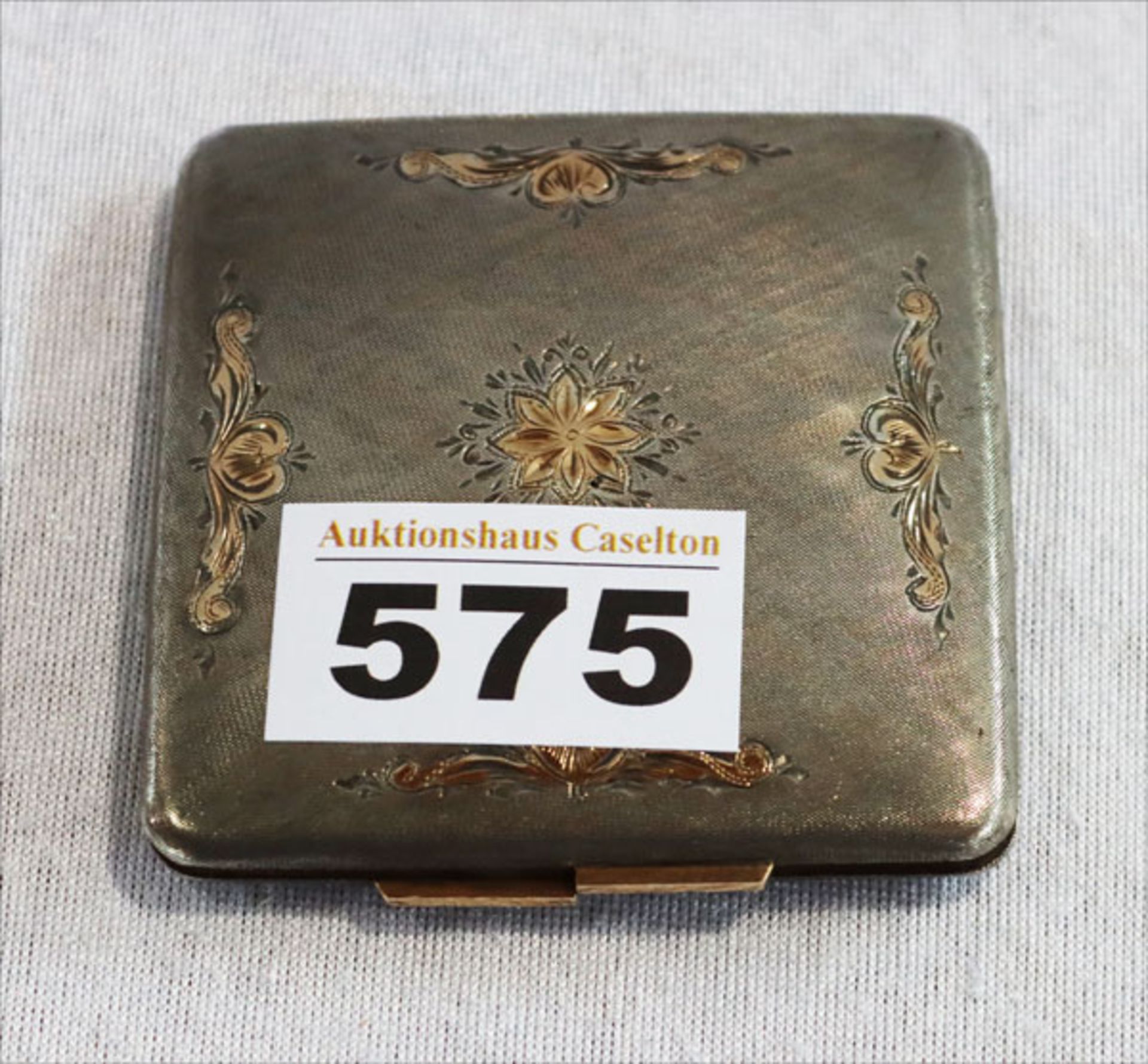 Puderdose, 925 Silber mit Gold-Verzierungen und Schließe, fein graviert, 92 gr., 7 cm x 7 cm,