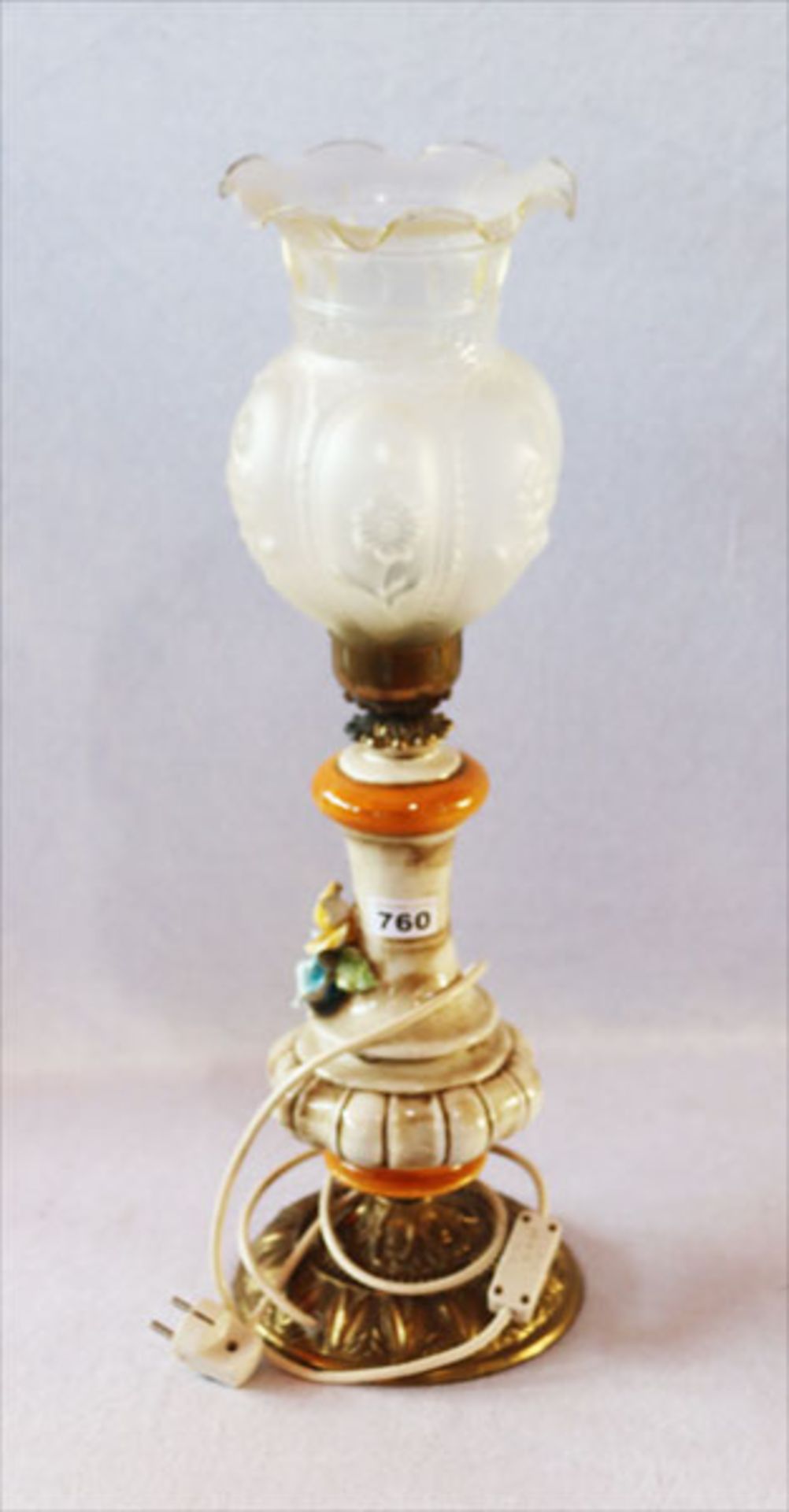Tischlampe im Stiel einer Petroleumlampe, Keramik/Metallfuß bestossen, Glasschirm, teils mattiert, H