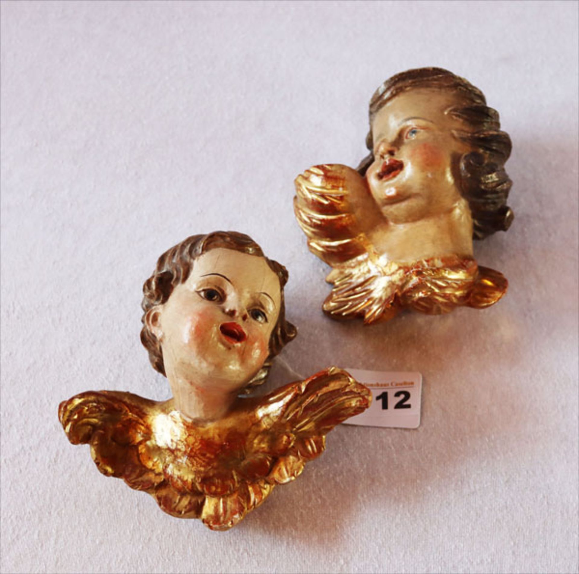 2 Holzfiguren 'Putten', farbig gefaßt, H 14/15 cm, teils berieben und bestossen, Altersspuren