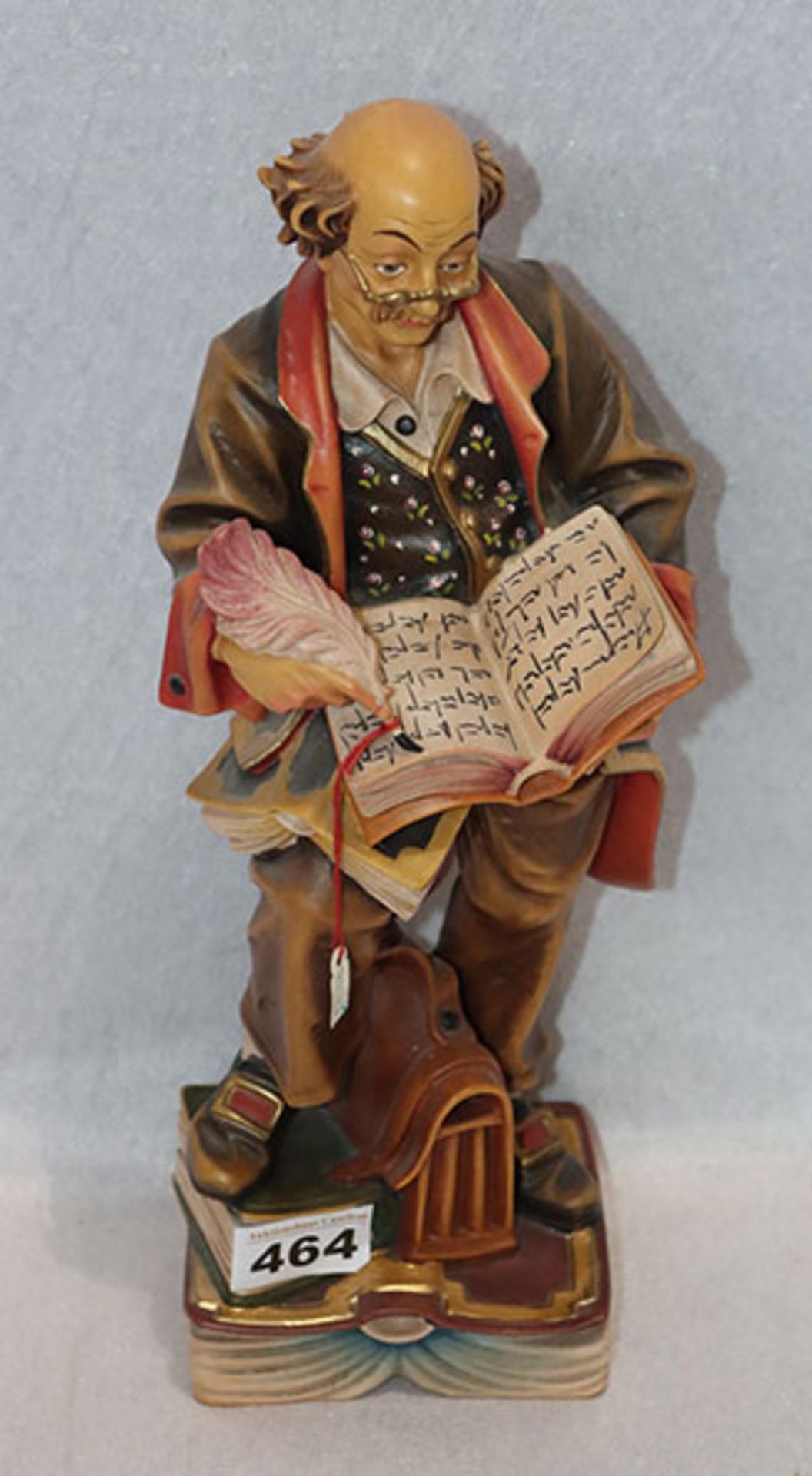 Holzfigur 'Bücherwurm', farbig gefaßt, gestempelt Oberammergauer Schnitzerei, H 36 cm